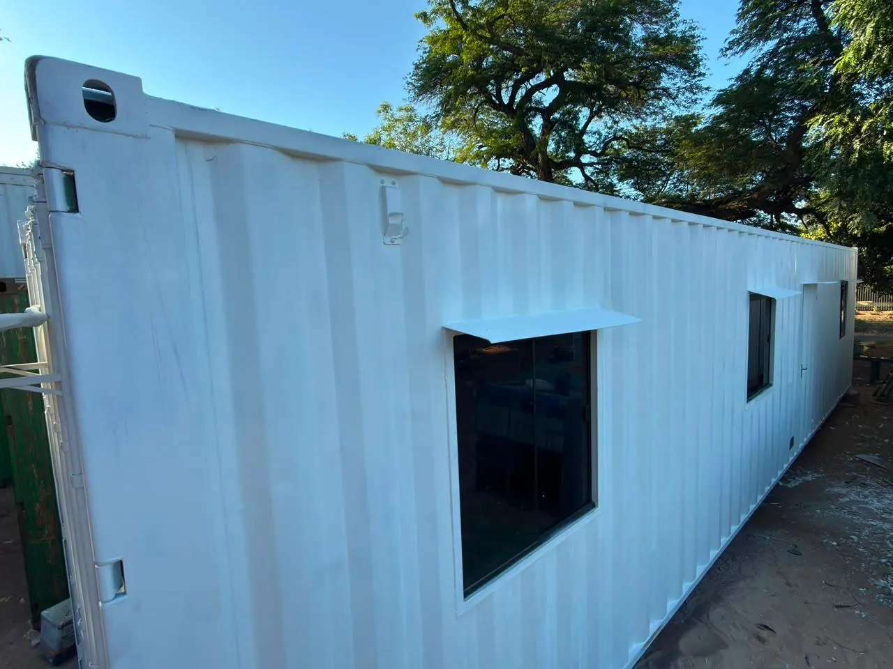 Oficina doble en contenedor de 40 pies blanco, vista lateral completa con ventanas Blindex