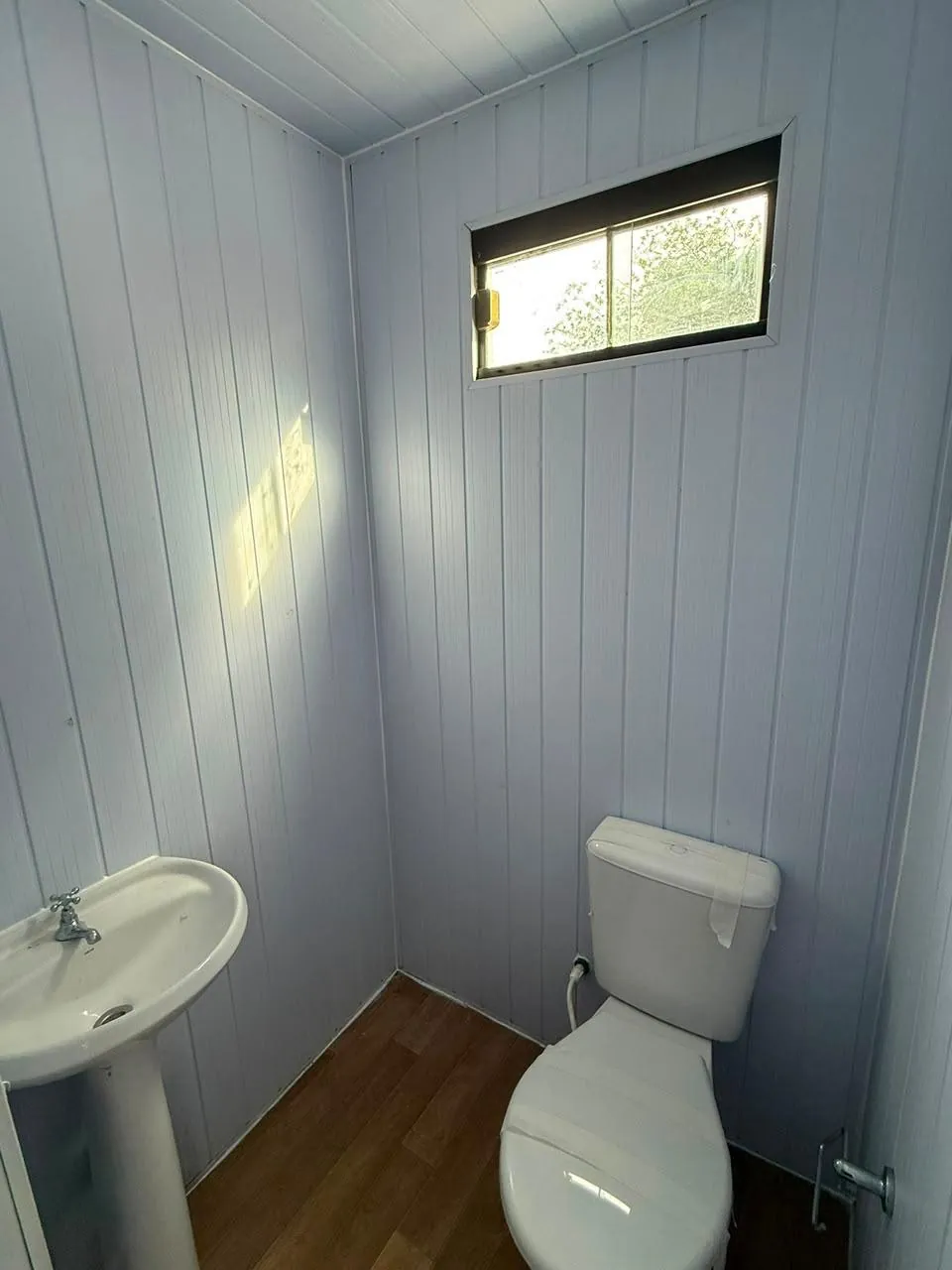 Baño de la oficina 20 pies con inodoro y lavatorio pedestal, revestimiento PVC