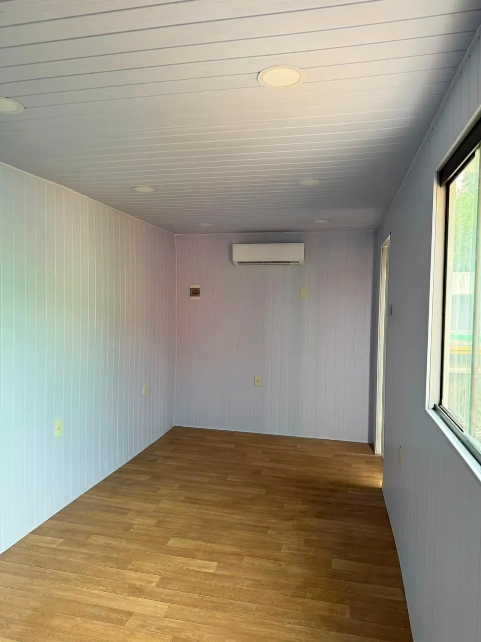 Interior de la oficina 20 pies con aire acondicionado split, LED embutida y revestimiento PVC blanco