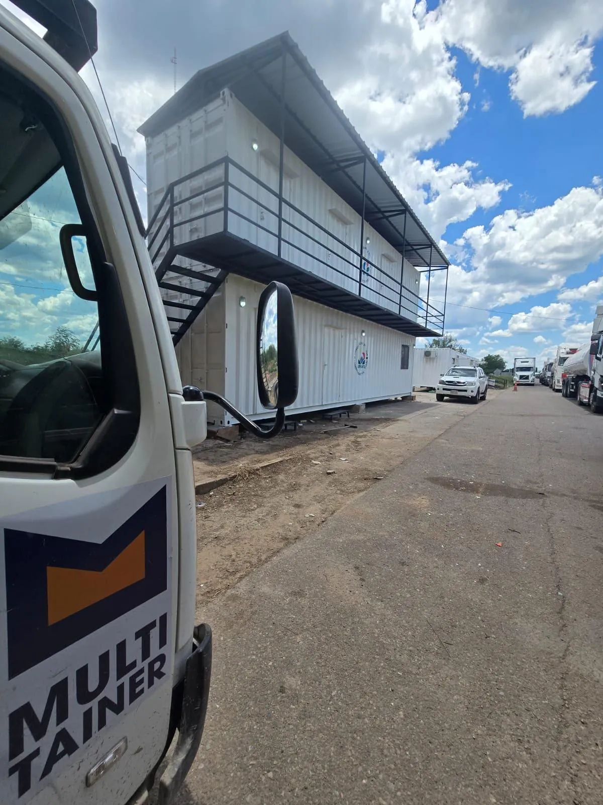Camión de Multitainer frente al puesto de control ya instalado, con fila de cisternas
