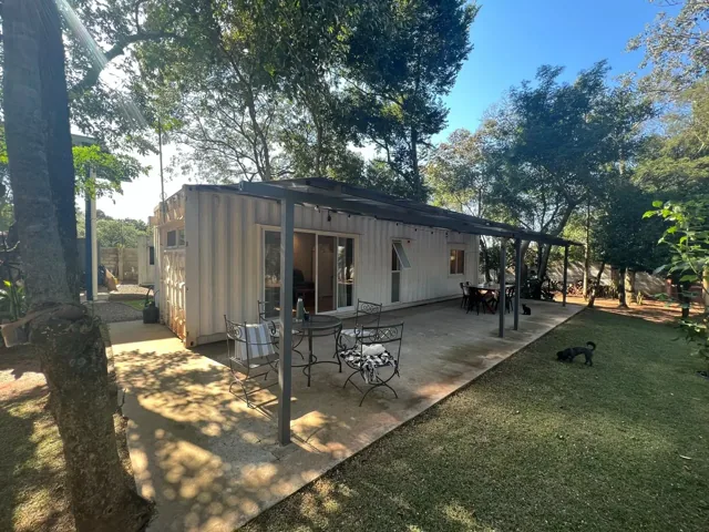 Casa blanca de campo - obra de Multitainer en contenedor