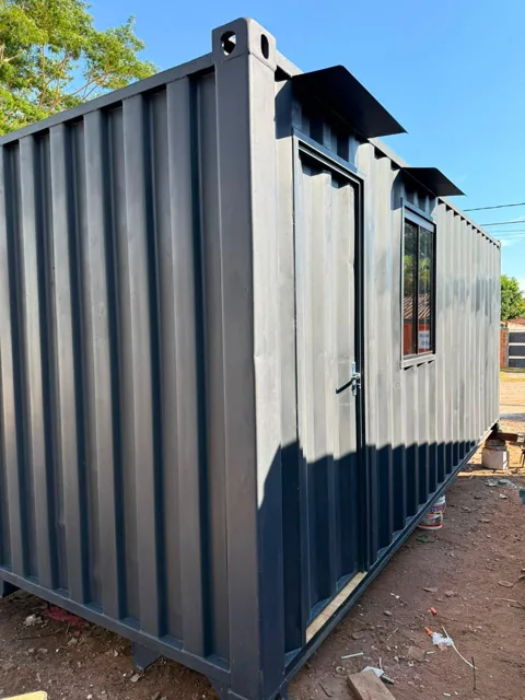 Oficina 20' con baño - obra de Multitainer en contenedor