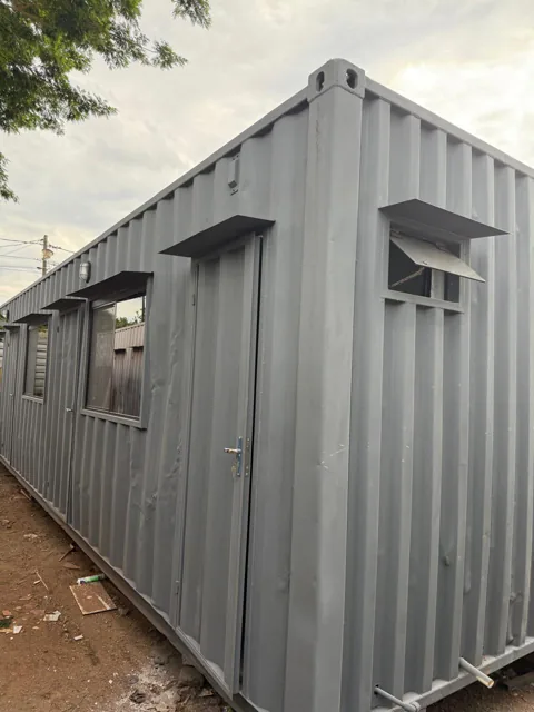 Oficina con kitchenette 40' - obra de Multitainer en contenedor
