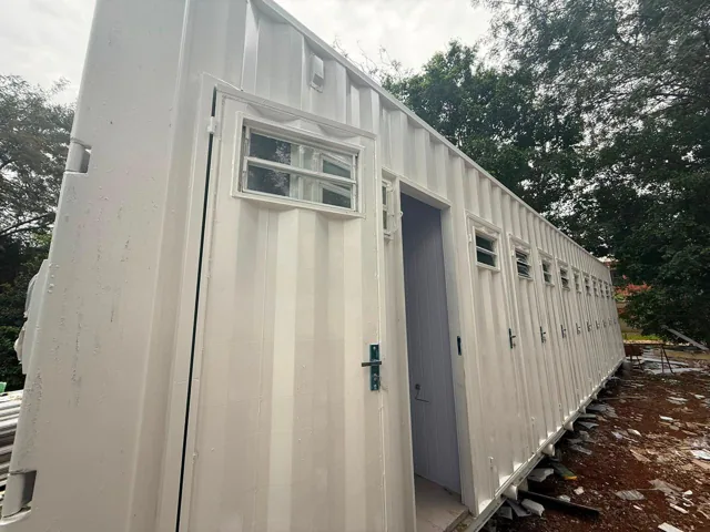 Sanitarios con duchas separadas 40' - obra de Multitainer en contenedor