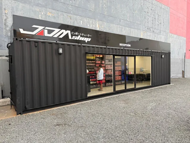 Showroom comercial 40' - obra de Multitainer en contenedor