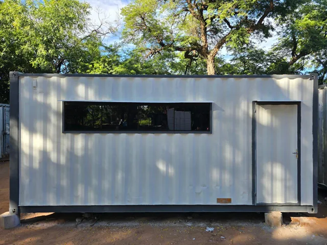 Vestuario 20' - obra de Multitainer en contenedor