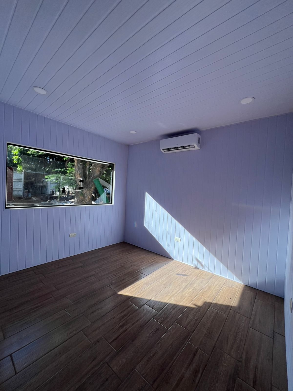 Interior de oficina en contenedor con porcelanato e iluminación LED — Multitainer