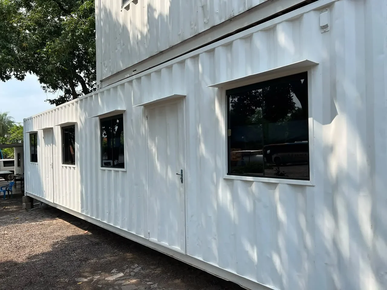 Edificio modular de contenedores blancos de dos niveles para oficinas institucionales