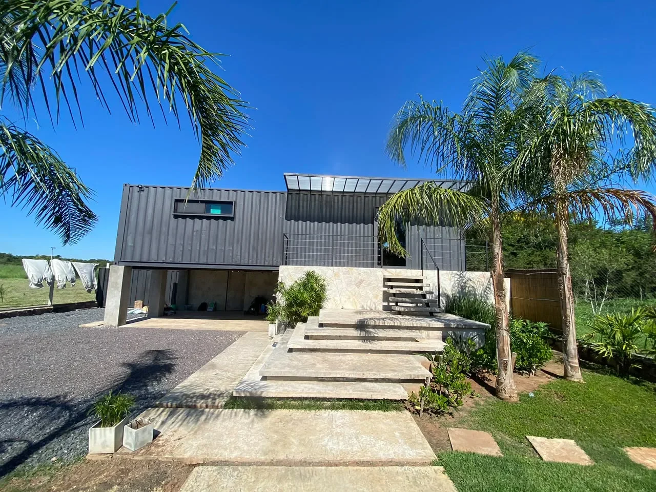 Casa de dos plantas en contenedor con escalera de hormigón