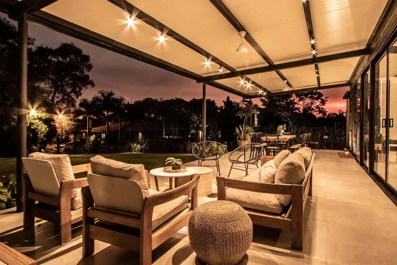 Galería de la casa de lujo al atardecer, con living exterior