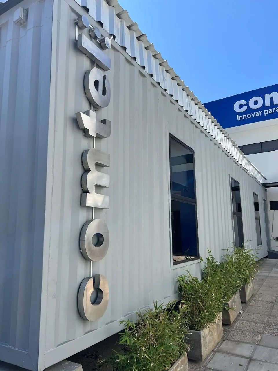 Fachada de la oficina Comtel con letras corporativas de acero
