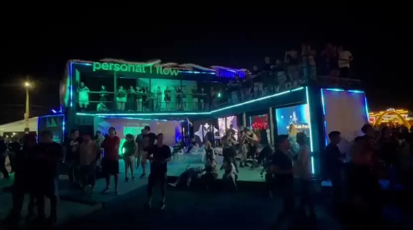 Stand Personal Flow con iluminación LED azul y público en el evento