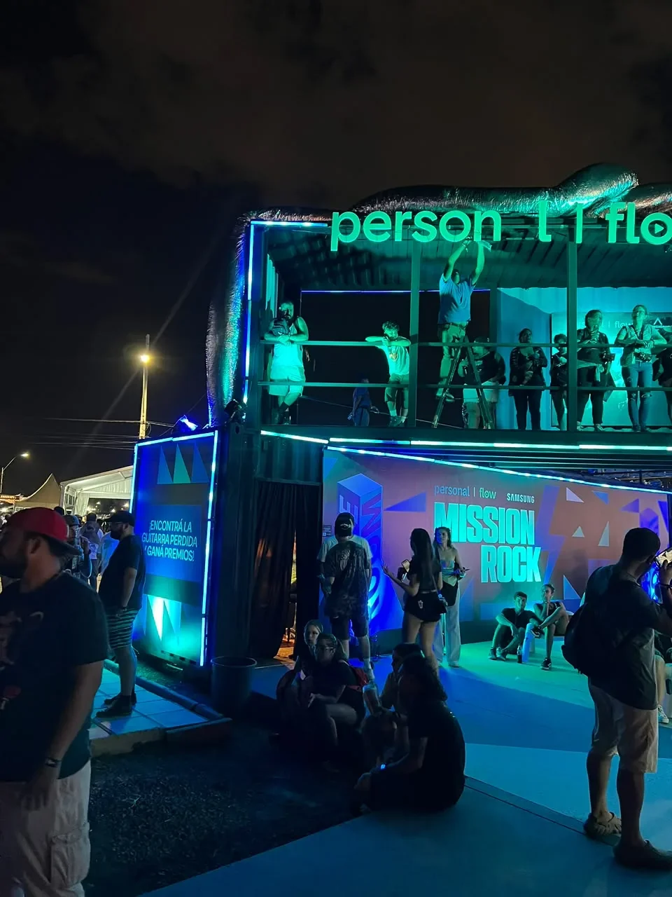 Stand de dos plantas en contenedor para Personal Flow y Samsung, iluminado de noche